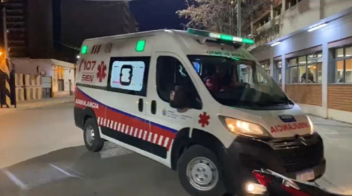 Un camión del Ejército volcó en San Martín de los Andes: así llegaba un sobreviviente al hospital de Neuquén. 
