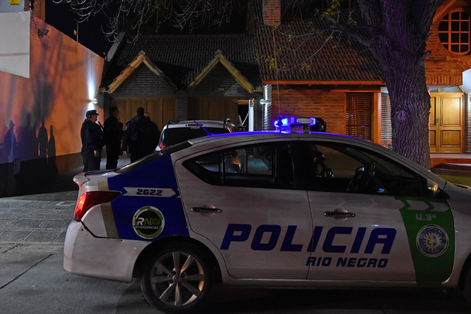 El personal de la policía llegó a la vivienda ubicada en calle Fleming, entre Moreno y Villegas. foto: Andrés  Maripe. 