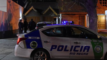El personal de la policía llegó a la vivienda ubicada en calle Fleming, entre Moreno y Villegas. foto: Andrés  Maripe. 