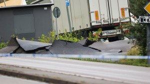 Tres personas resultaron heridas al hundirse un tramo de una autopista en Suecia