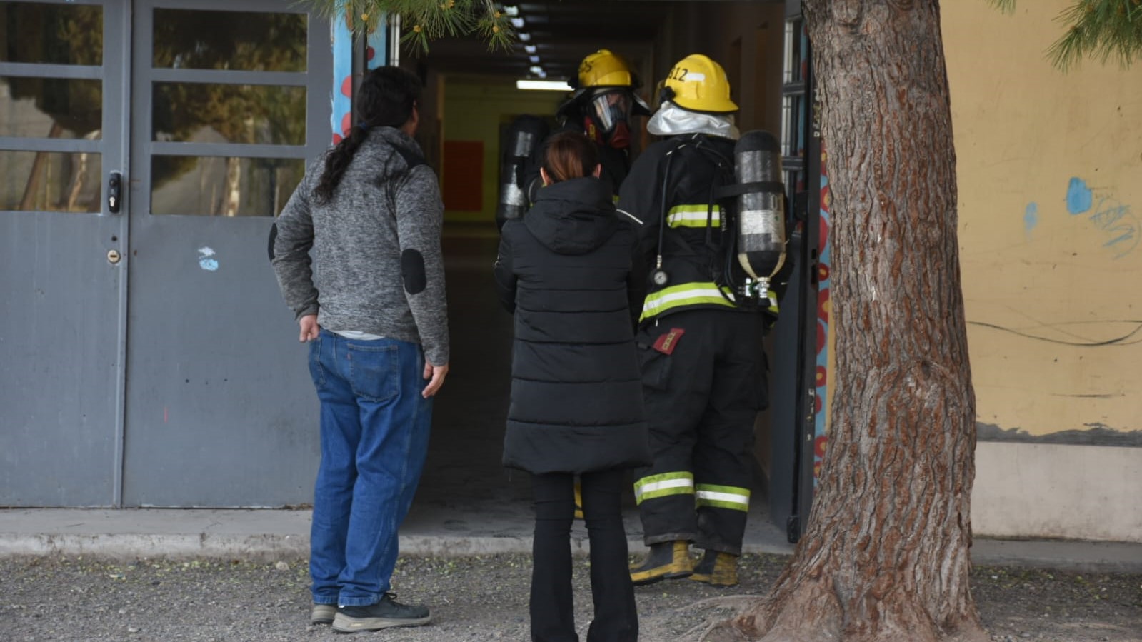 Bomberos voluntarios trabajando para controlar el principio de incendio en la Escuela Primaria N° 66 "Manuel Arenaza" en Roca. Fotos Juan Thomes.