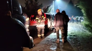 Apenas hallaron el cuerpo sin vida del joven de El Bolsón se activó el operativo para sacarlo del río Quemquemtreu, en El Bolsón. (foto gentileza)