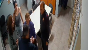 Video | Lo hicieron de nuevo: bomberos de Centenario le salvaron la vida a una bebé de un mes