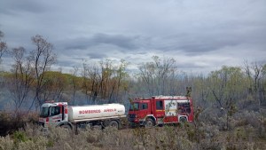 Combaten por tercer día un incendio en un campo de Vaca Muerta: «Nos preocupa la alerta por viento»