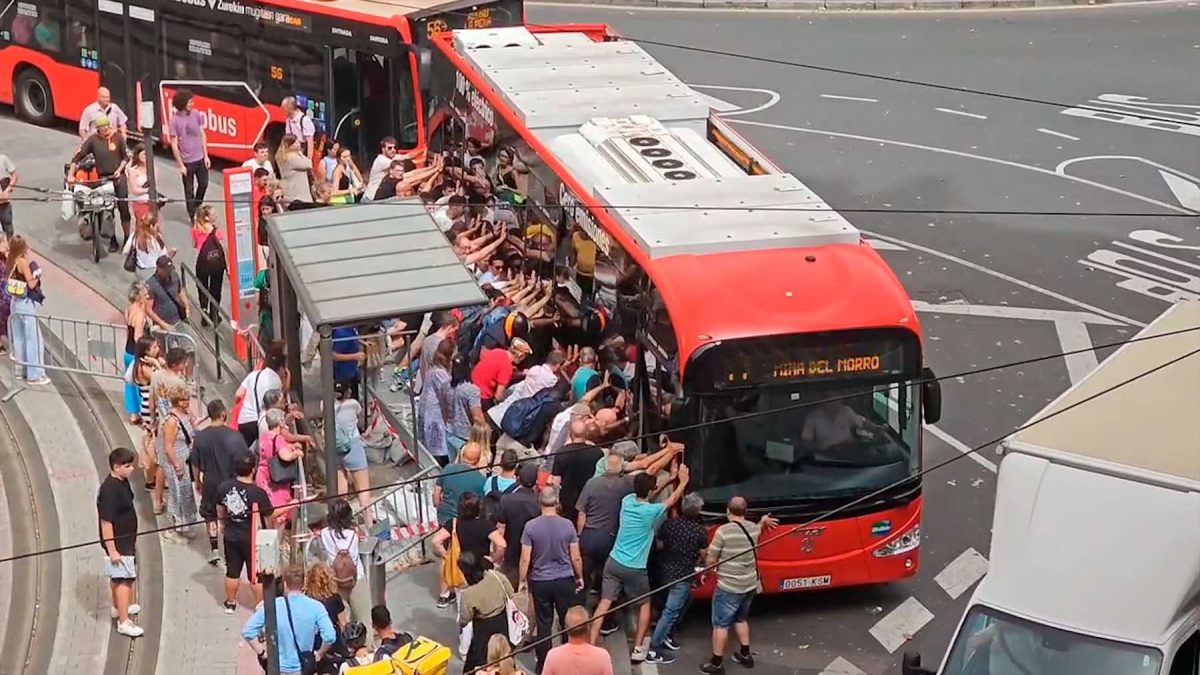 Un hombre quedó atrapado bajo un colectivo en Bilbao y fue liberado por decenas de personas