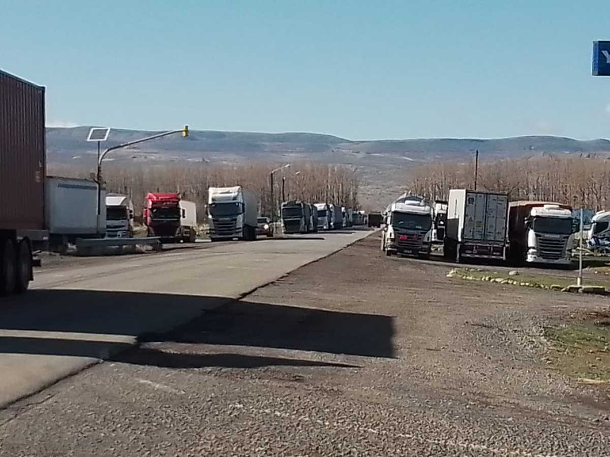 Más de 500 camiones siguen varados por el cierre de Pino Hachado. Foto: Gentileza. 