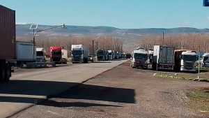 Por el cierre de Pino Hachado, ya hay más de 500 camiones varados en Las Lajas y Zapala