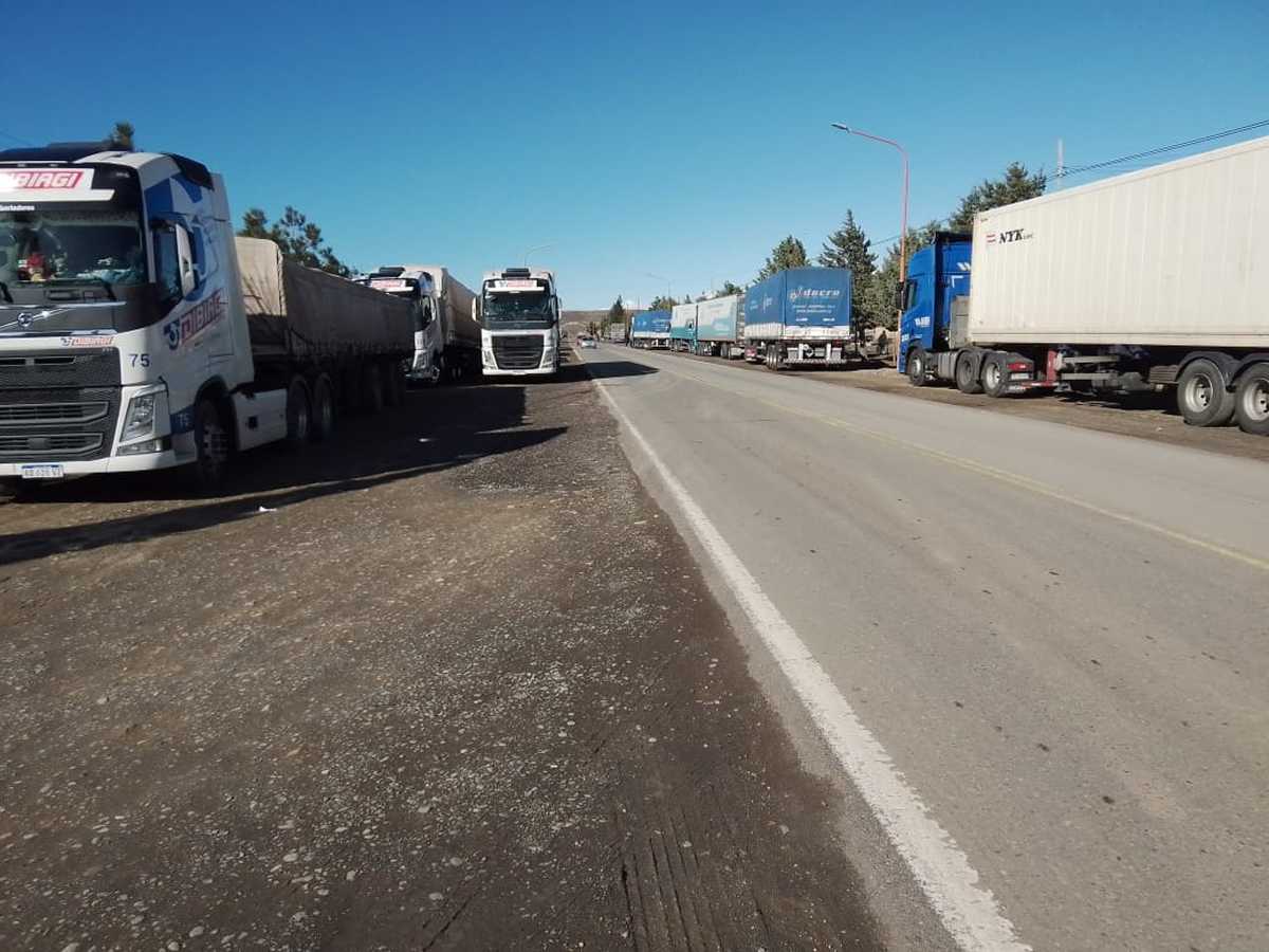 Alrededor de 300 camiones están varados en Las Lajas por el cierre del paso Pino Hachado. (Gentileza).-