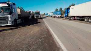 Ya son 300 los camiones varados por cierre de Pino Hachado, por la nieve