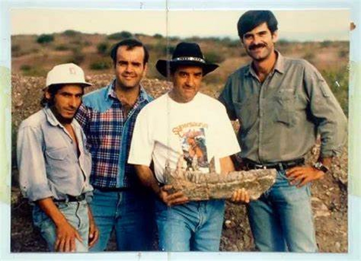  Carolini con una pieza fósil, junto a Daniel Hernández, trabajador del museo Carmen Funes de Plaza Huincul, Leonardo Salgado y el paleontólogo Rodolfo Coria.