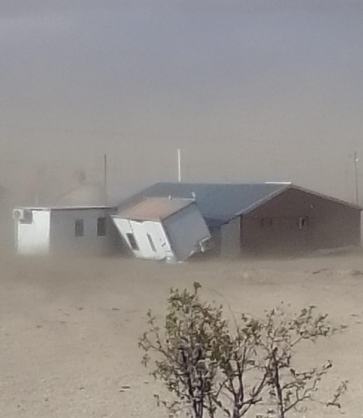 El jueves, el viento azotó el centro de la provincia de Neuquén y se llevó los baños de una escuela en Los Catutos.