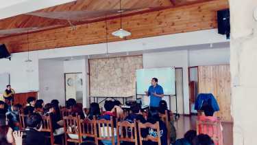 Una de las tantas charlas de prevención de Erico Yañez. Foto: gentileza