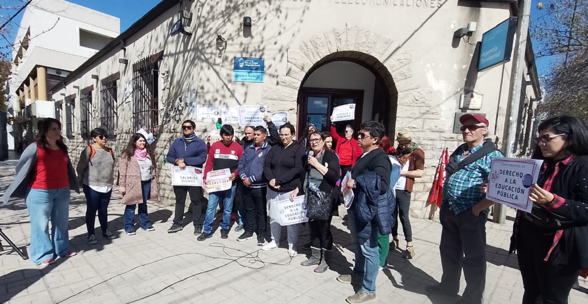 Docentes salieron en defensa de la educación pública en Roca, a días de elecciones en Unter. Foto: gentileza