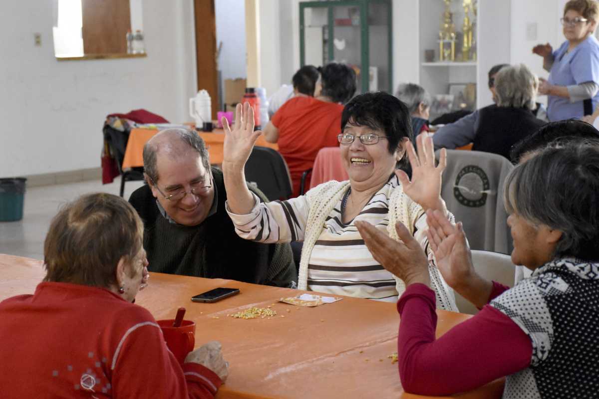 Adultos mayores de Cipolletti disfrutando de una mañana de  bingo. Foto: Matias Subat