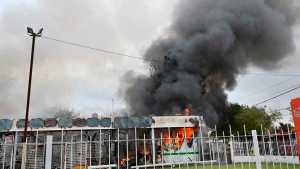 VIDEO | Incendio en un centro comunitario de Cipolletti: las pérdidas fueron totales