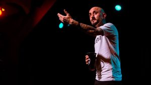 El Pela Romero llega a Neuquén para presentar el quinto libro de «#BastaDeAmoresDeMierda»