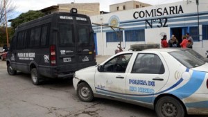 Los sorprendieron intentando robar una rueda, quisieron escapar y fueron detenidos en Cipolletti