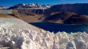 Viaje al gran cráter de un inhóspito volcán y otros paseos cerca de allí