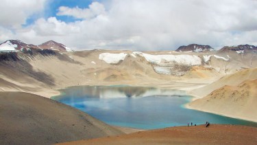 Se trata de uno de los volcanes situados a mayor altura en el planeta, rodeado de enormes macizos que desafían los sentidos del hombre. Foto: www.coronadelinca.com.ar.
