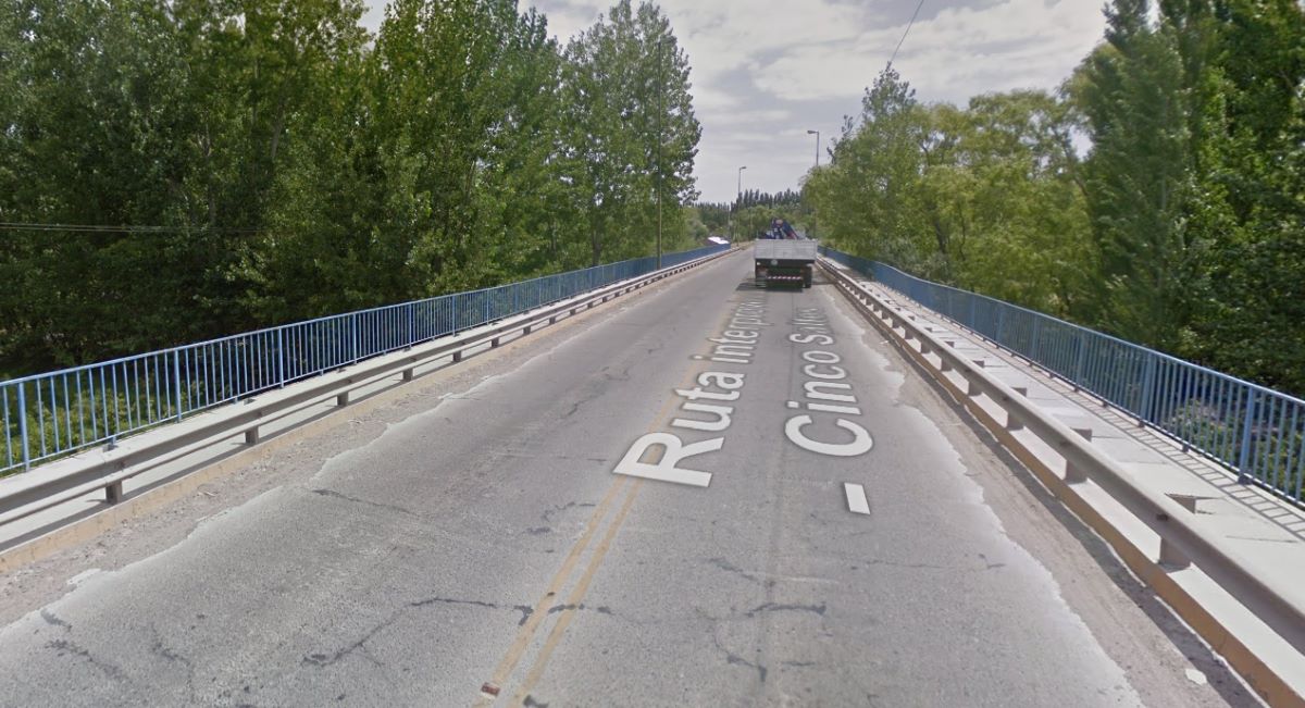 Vecinos mantienen un corte total en el puente Centenario- Cinco Saltos. Foto: Captura Street View