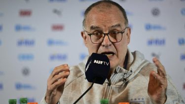 Bielsa debutará por Eliminatorias en Uruguay contra Chile.