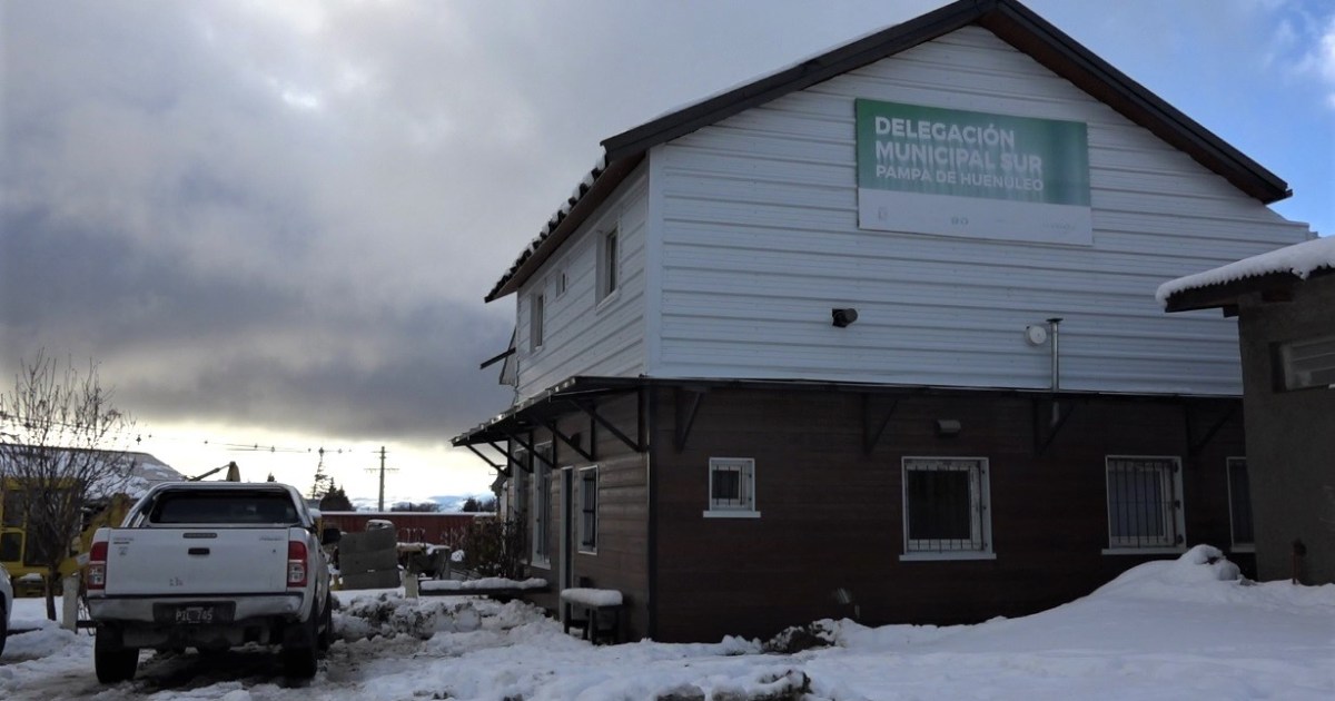 Incendio en una dependencia municipal de Bariloche afectó acopio de Desarrollo Social thumbnail