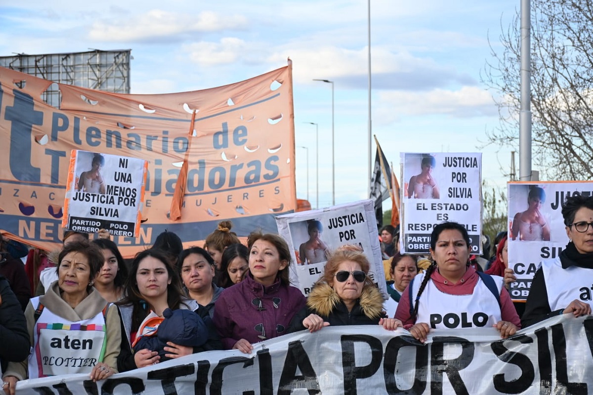  Marchan en los puentes de Cipolletti y Neuquén por los femicidios de Catriel y Las Perlas. Foto: Flor Salto