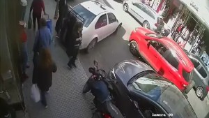 Video: estacionaba su auto en Floresta, tuvo una convulsión y mató a una mujer de 71 años
