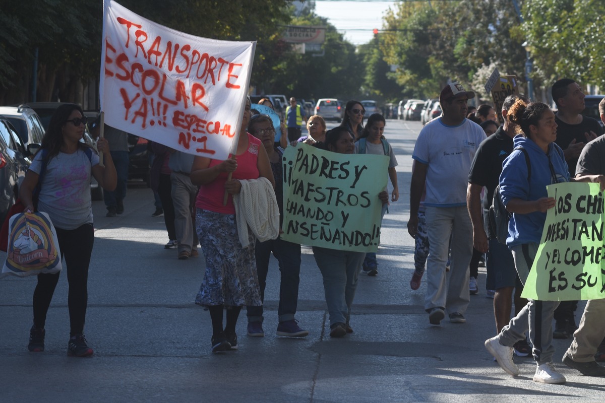 En marzo, padres de la Escuela Especial N° 1 reclamaban por pedido del transporte escolar. Foto: Juan Thomes.