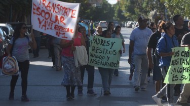 En marzo, padres de la Escuela Especial N° 1 reclamaban por pedido del transporte escolar. Foto: Juan Thomes.