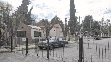 La calle interna que se abre desde Entre Ríos muestra signos de que aún permanece ocupada. Foto Matías Subat. 