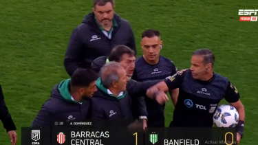 Falcioni estalló y empujó al árbitro Penel en el partido de Banfield contra Barracas