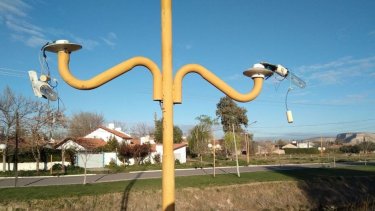 La rotura de las farolas fueron detectadas este lunes, en uno de los paseos tradicionales de Villa Regina. foto: gentileza.