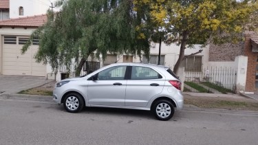A punta de pistola y cuchillo le robaron el auto frente a una panadería de Neuquén