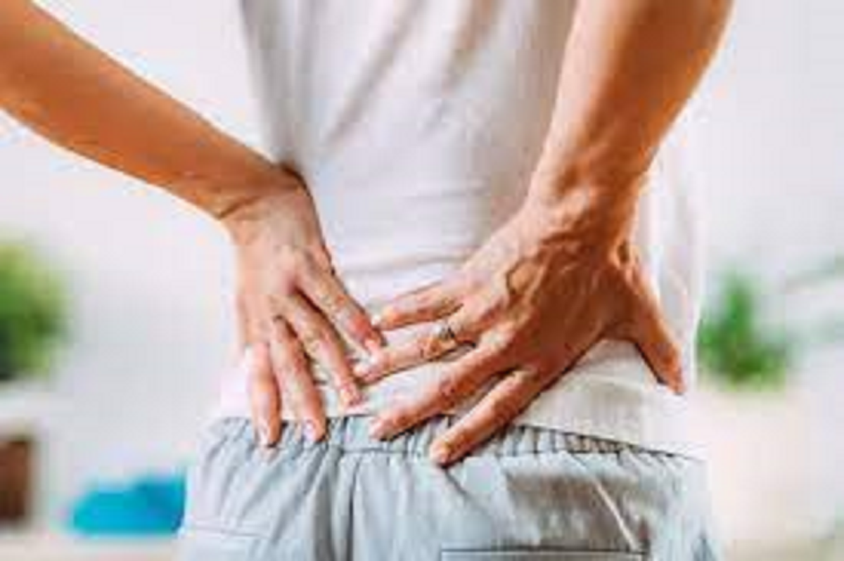 La "ciática" se refiere al dolor que recorre el trayecto del nervio ciático, que va desde la espalda hasta las piernas.