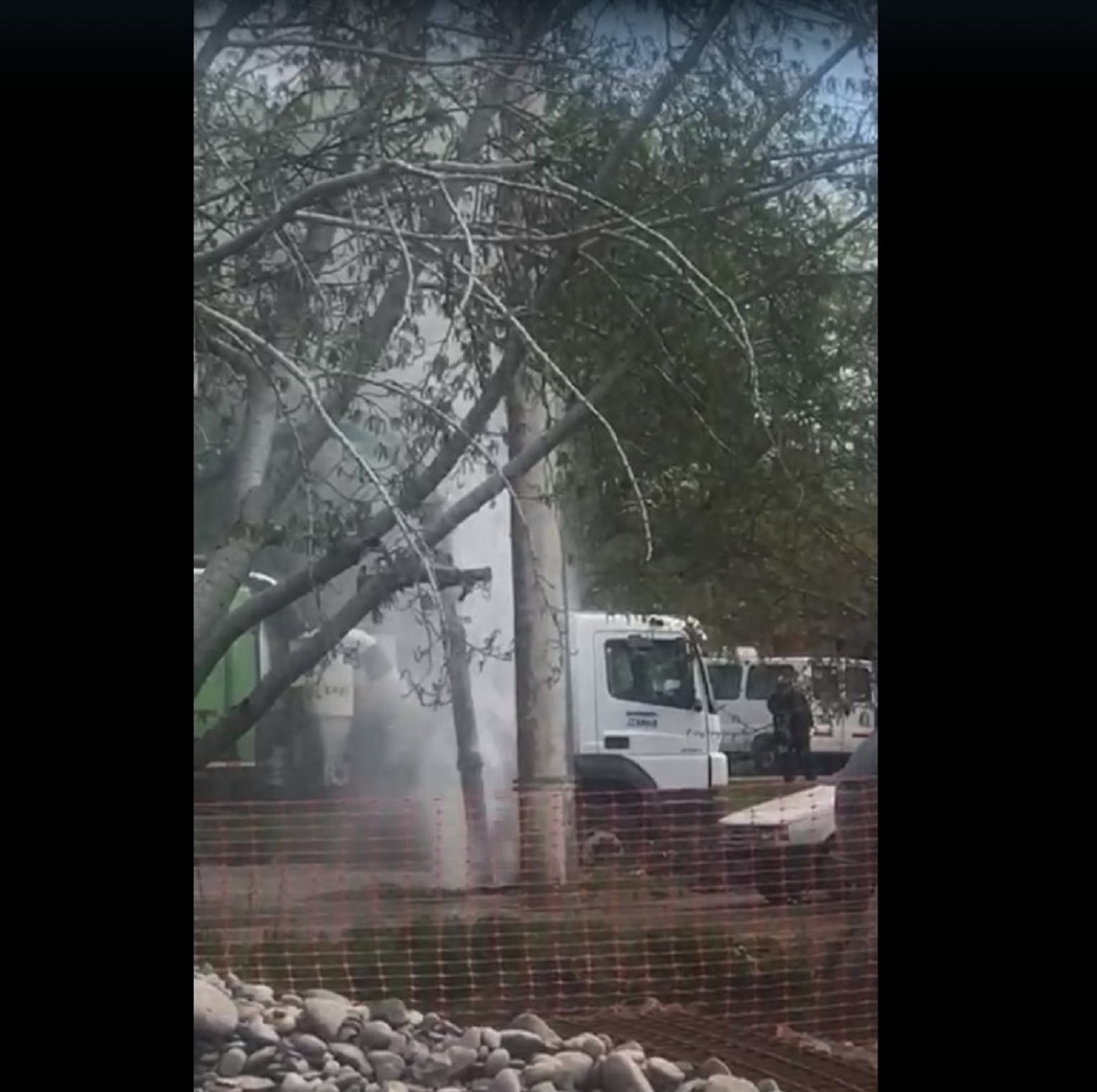 Video | Rompieron un caño de gas en un barrio de Neuquén, los vecinos registraron el momento 