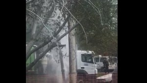 Video | Rompieron un caño de gas en un barrio de Neuquén, los vecinos registraron el momento