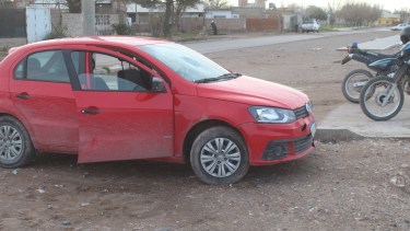 Robaron un auto en Cipolletti, lo usaban para robar casas en Plottier y fueron atrapados en Centenario