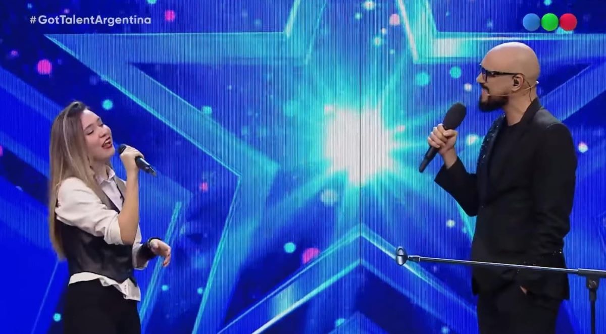 Abel Pintos cantó junto a una participante en Got Talent Argentina, tras un pedido que hizo la joven a Lizy Tagliani. Foto: Captura Telefé.
