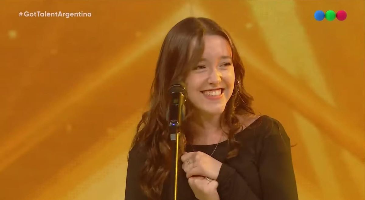 Chloe Edgecombe, la cantante recibió el botón dorado de Got Talent Argentina, por medio de La Joaqui. Foto: Captura Telefé