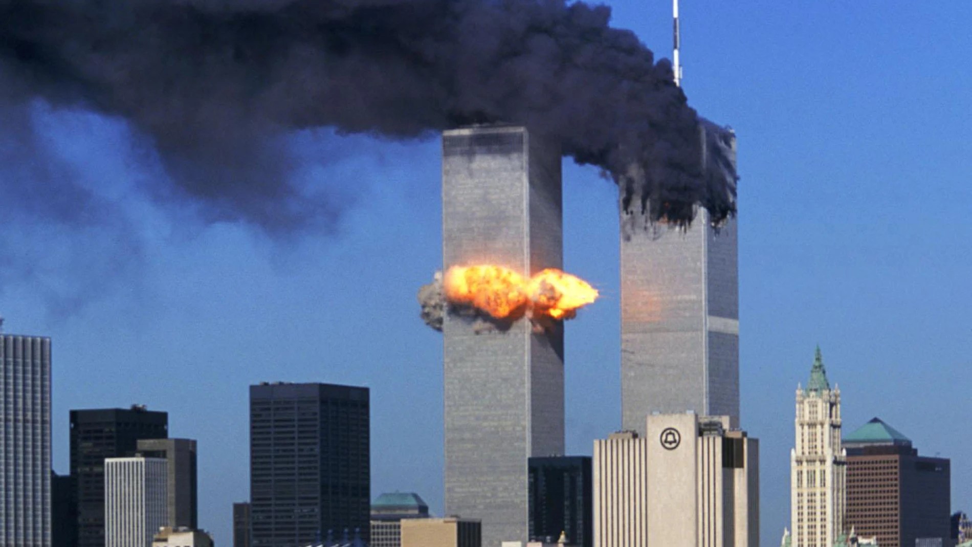 Las Torres Gemelas en llamas durante los ataques del 11 de septiembre de 2001 en Nueva York. Foto Archivo.