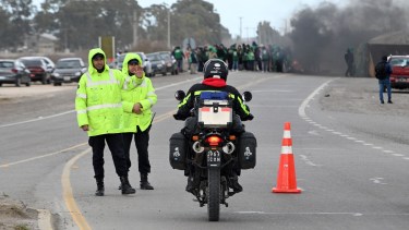 Sigue el corte de ATE en el ingreso a Viedma. Foto: Marcelo Ochoa