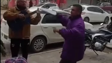 Un cartero bailó en la vereda para festejar su día. Foto: Gentileza.