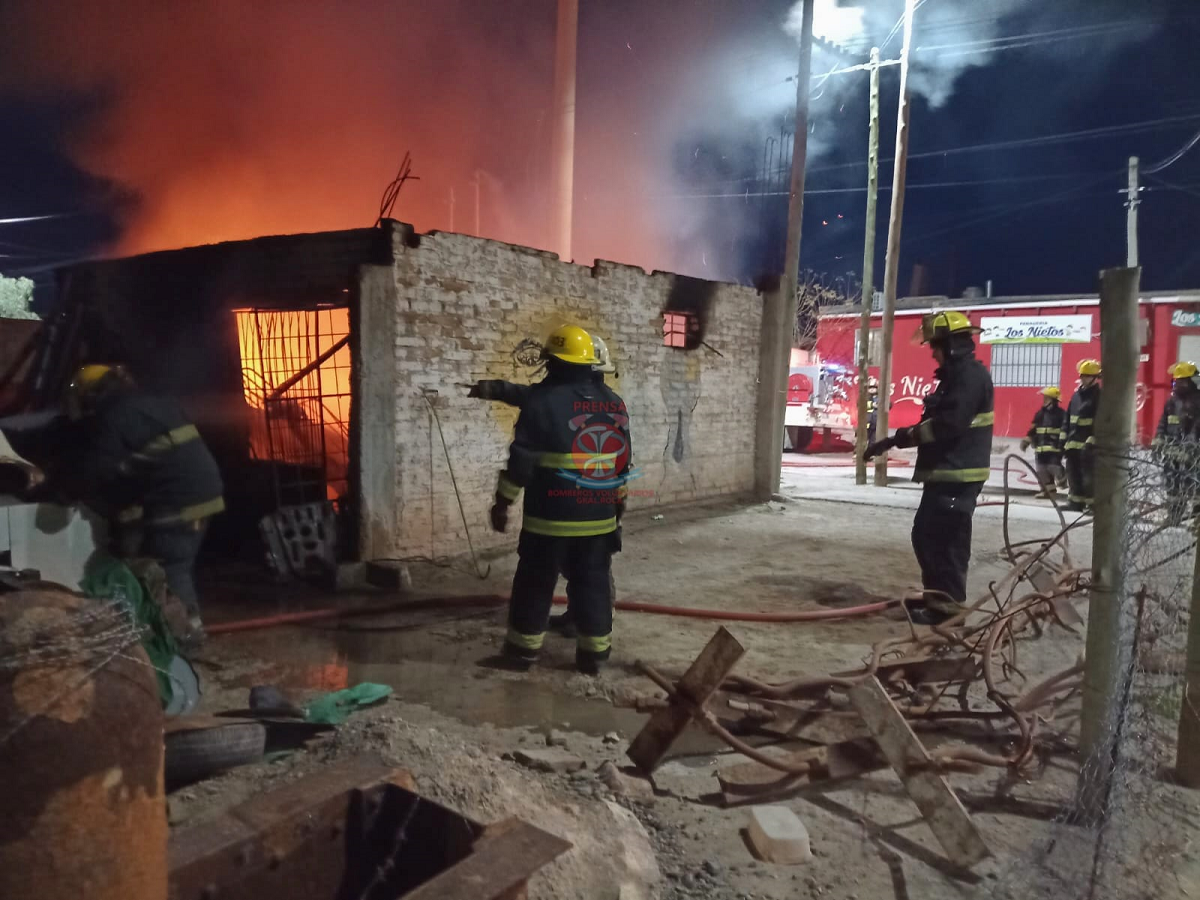 Voraz incendio dejó pérdidas totales en una vivienda en Roca . Foto: Bomberos Voluntarios