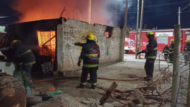 Voraz incendio dejó pérdidas totales en una vivienda en Roca . Foto: Bomberos Voluntarios