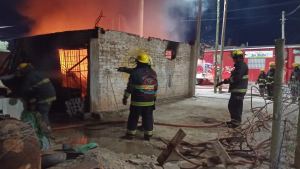 Voraz incendio dejó pérdidas totales en una vivienda en Roca