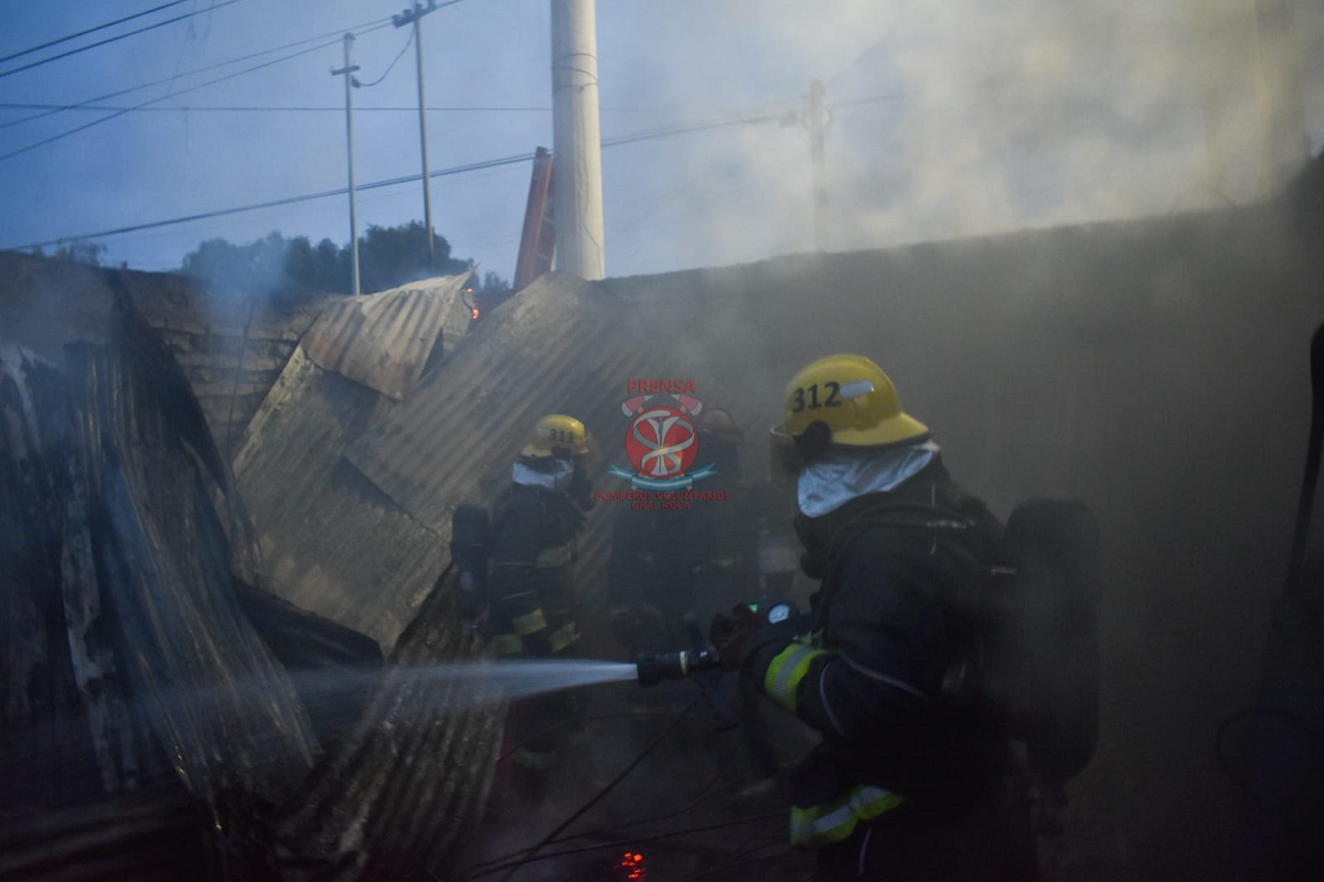 Voraz incendio dejó pérdidas totales en una vivienda, en Roca. Foto: Bomberos Voluntarios