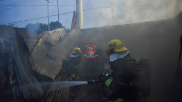 Voraz incendio dejó pérdidas totales en una vivienda, en Roca. Foto: Bomberos Voluntarios