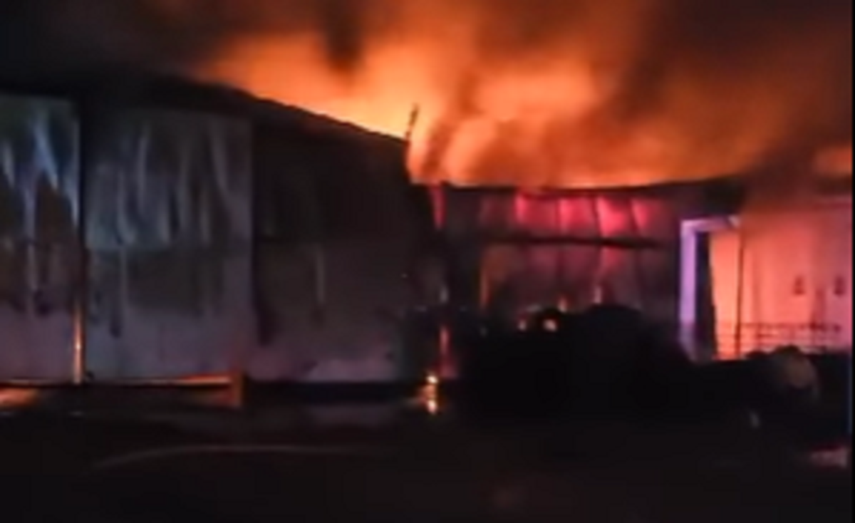Combatieron un incendio en Neuquén en un galpón de una empresa de servicios petroleros. Foto: Captura video Centenario Digital