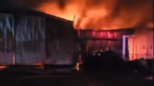 Gran despliegue de bomberos combatió el incendio de un galpón de servicios petroleros en Neuquén